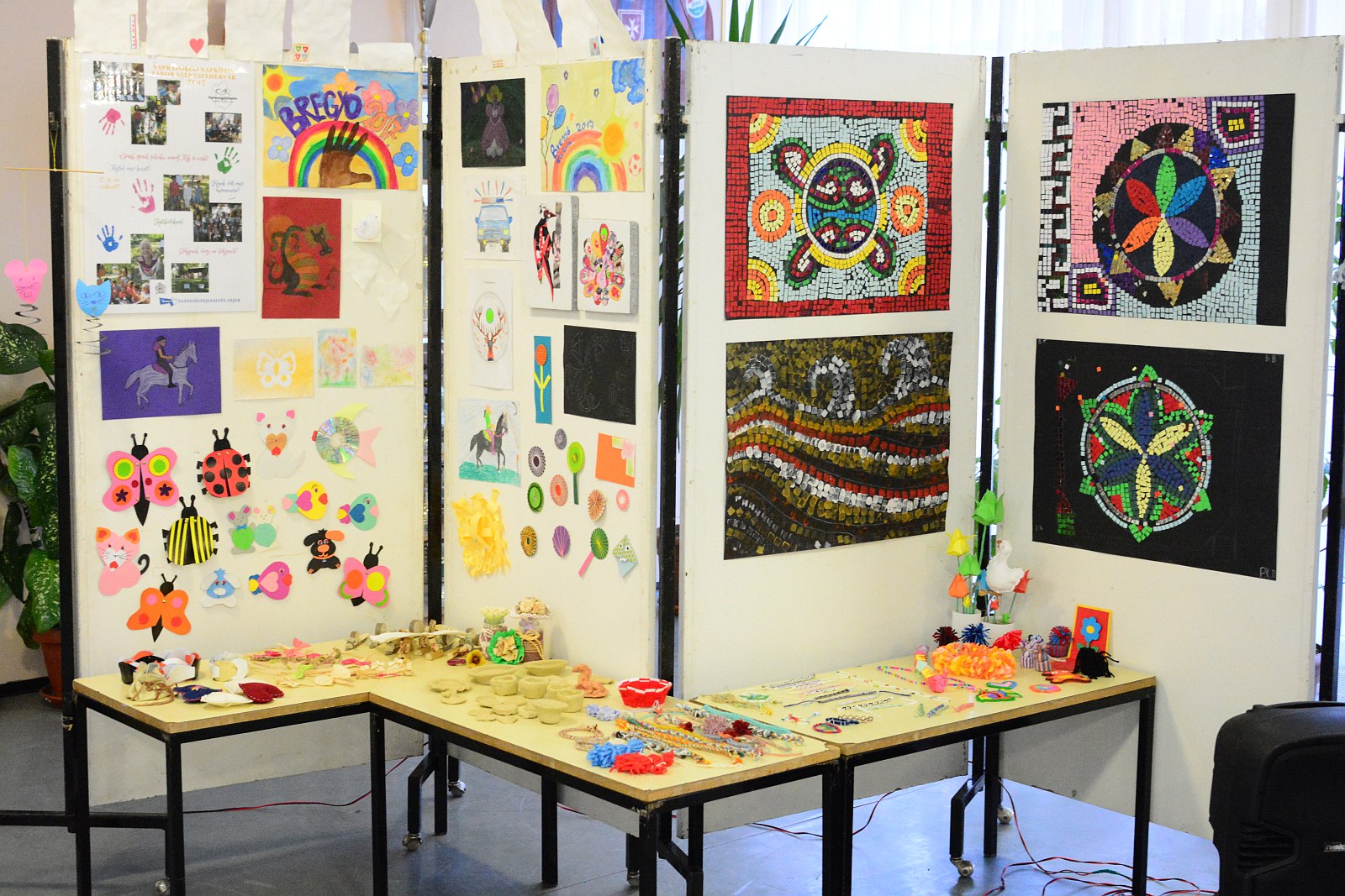 A városi táborokban készült gyermekmunkákból nyílt kiállítás